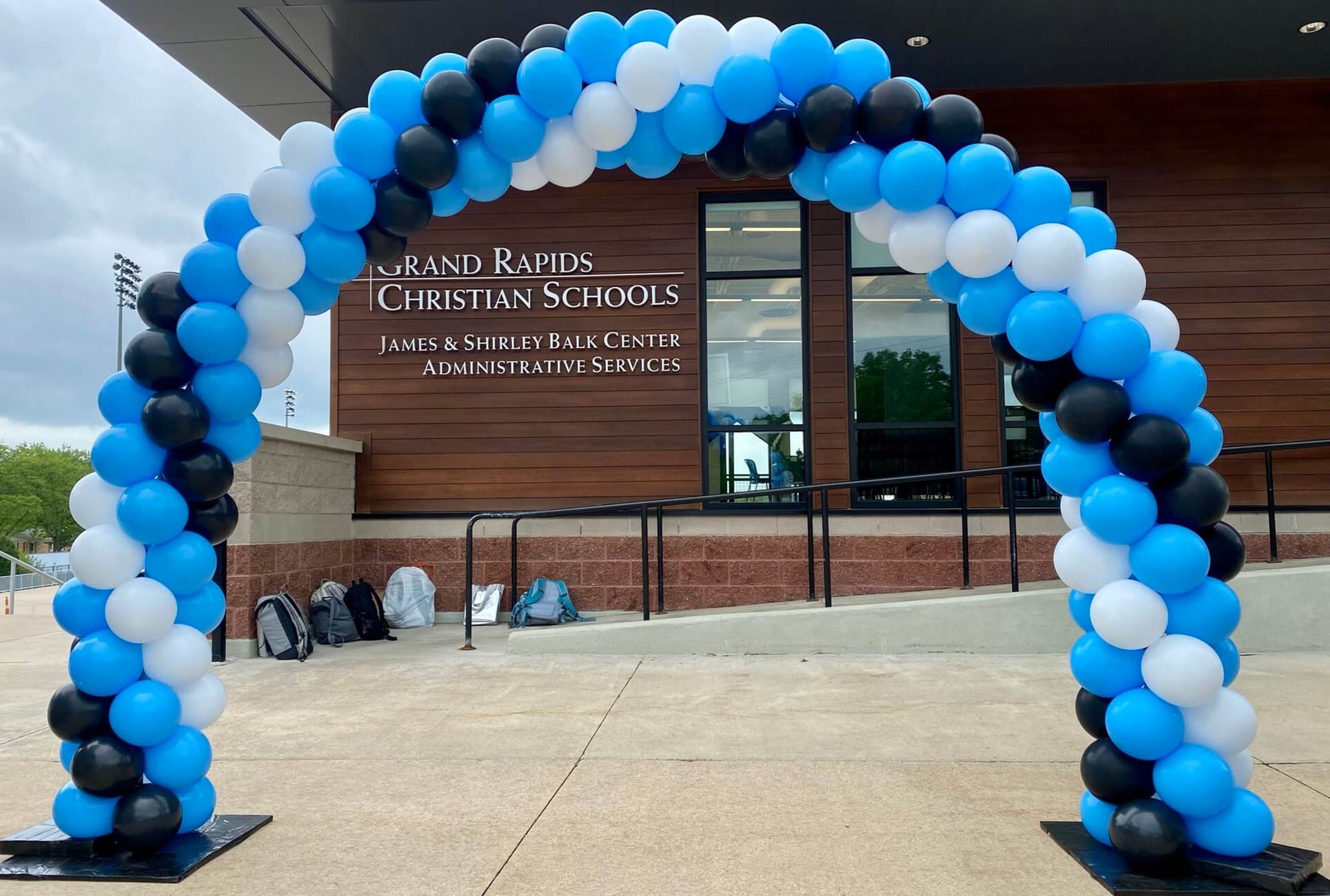 navy light blue and white outdoor balloon arch